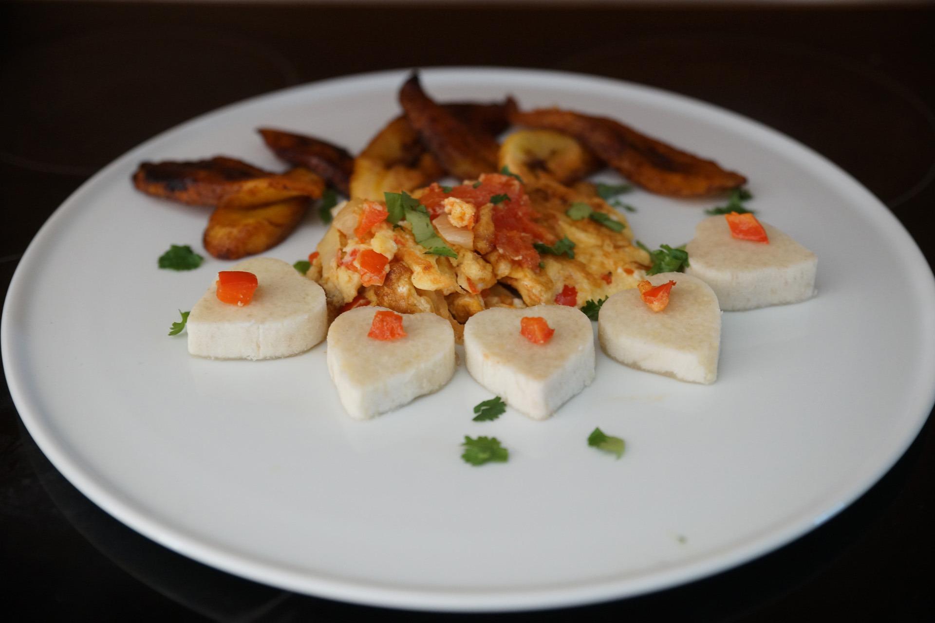 Fried Egg, Yam and Fried Plantain | Nigerian breakfast recipe ...